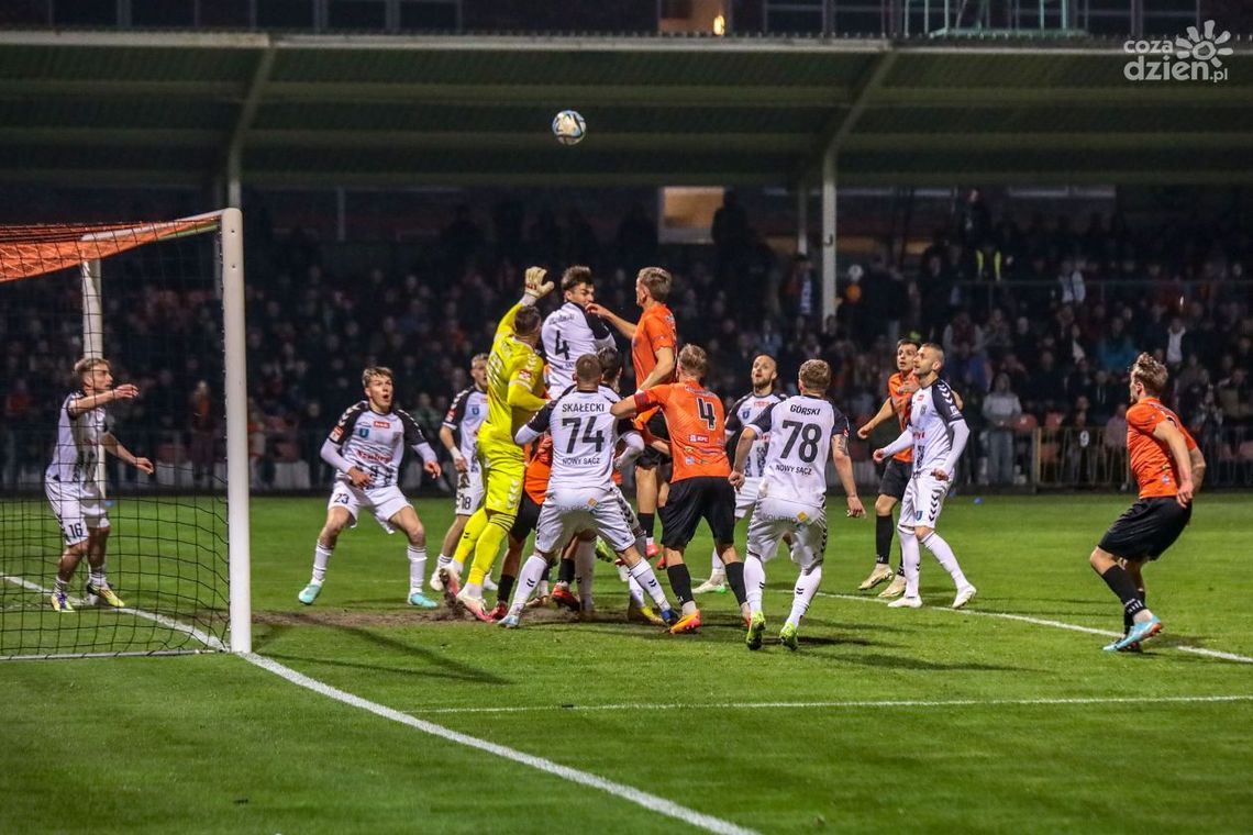 Święto na trybunach, rekordowa frekwencja i koniec dobrej passy KSZO