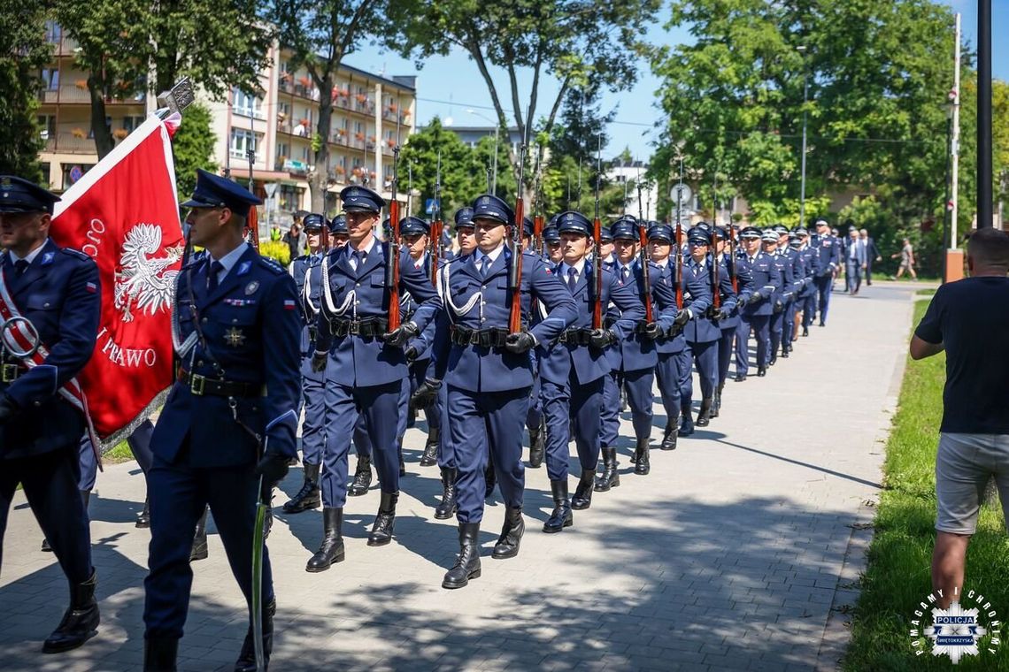 Świętokrzyscy policjanci podczas Wojewódzkich Obchodów Święta Policji przed Tężnią Solankową w Busku-Zdroju