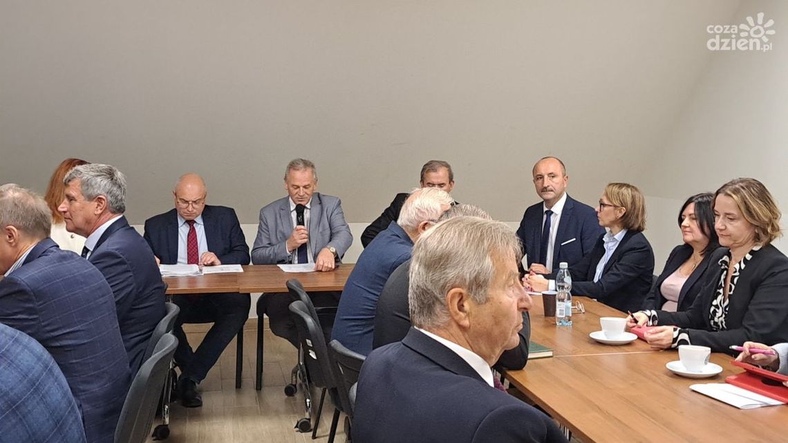 Świętokrzyscy starostowie debatowali o nagrodach dla nauczycieli Świętokrzyscy starostowie debatowali o nagrodach dla nauczycieli