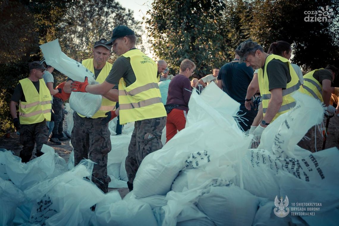 Świętokrzyscy Terytorialsi walczą z powodzią Świętokrzyscy Terytorialsi walczą z powodzią