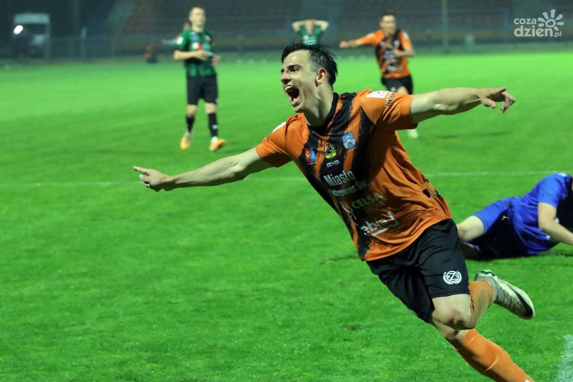 Świętokrzyskie Derby dla KSZO – dublet Dominika Pisarka.
