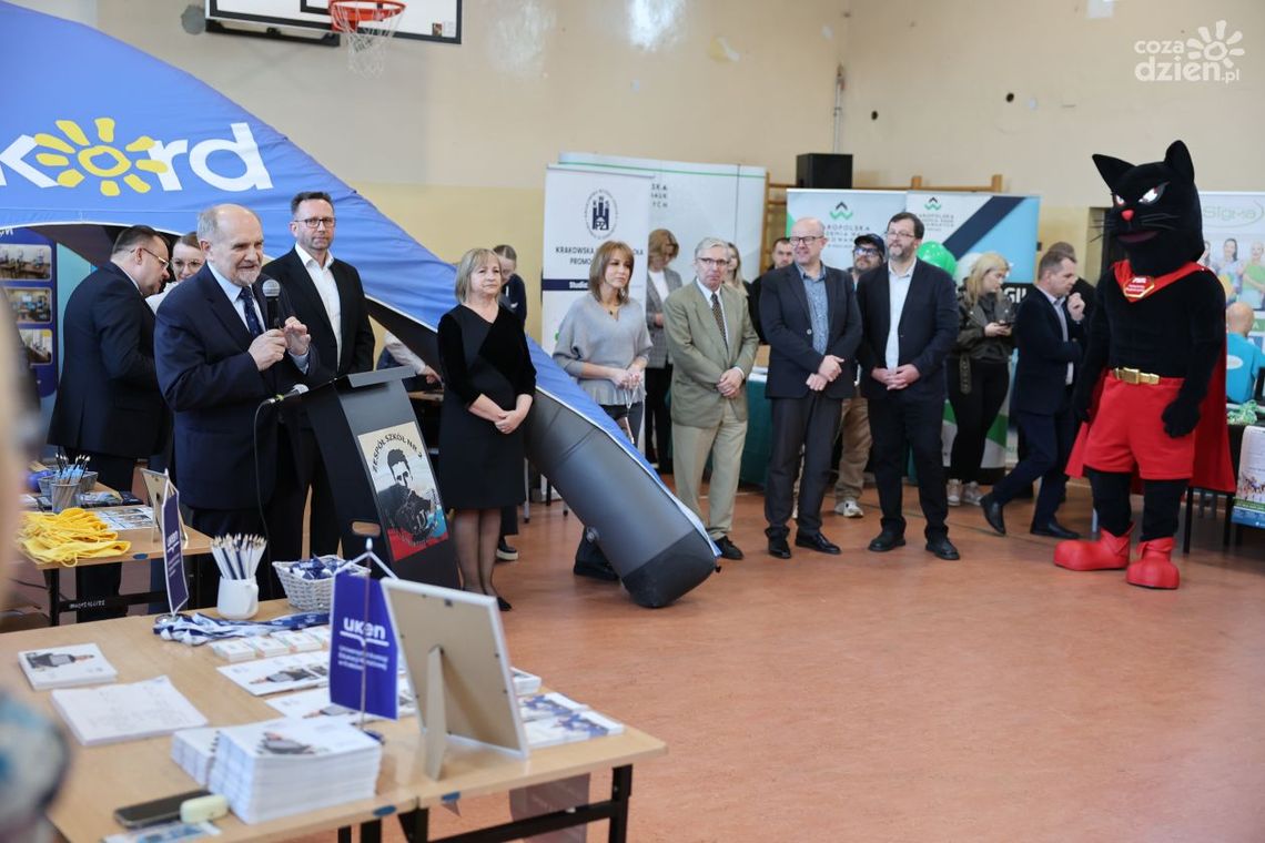 Świętokrzyskie Targi Edukacyjne w Jędrzejowie - bogata oferta kształcenia z regionu i nie tylko [ZDJĘCIA]