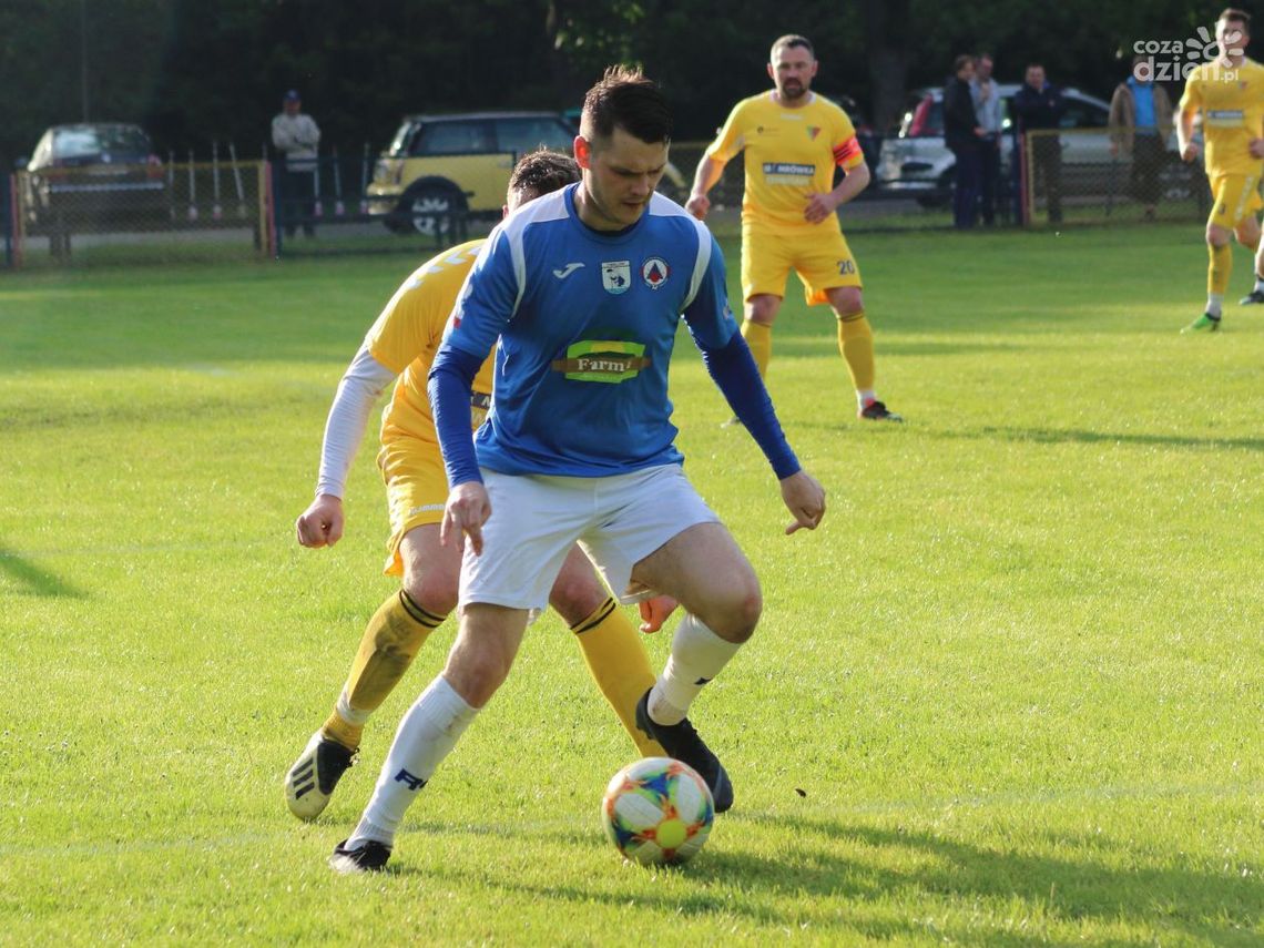 Świt trzyma formę, Star, Alit i OKS bez puntów — świąteczne granie w regionie