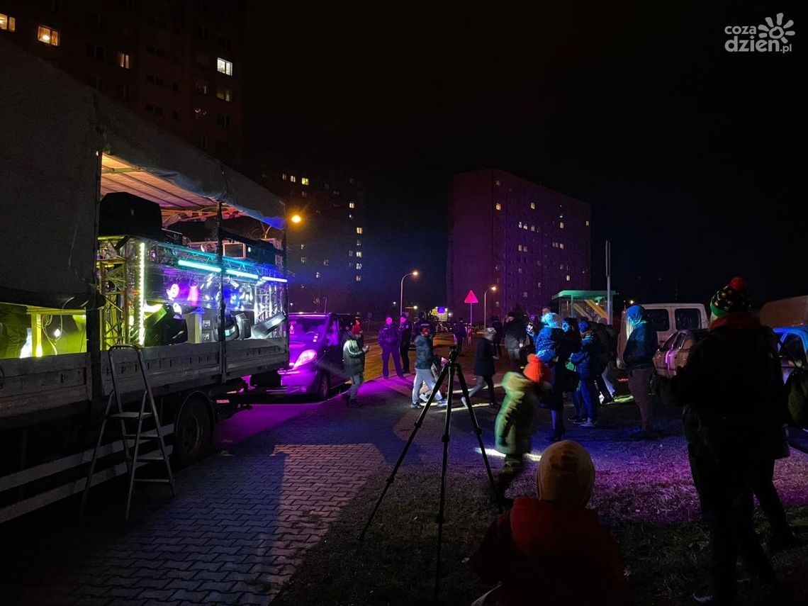 Sylwestrowa platforma odwiedziła ostrowieckie osiedla Sylwestrowa platforma odwiedziła ostrowieckie osiedla