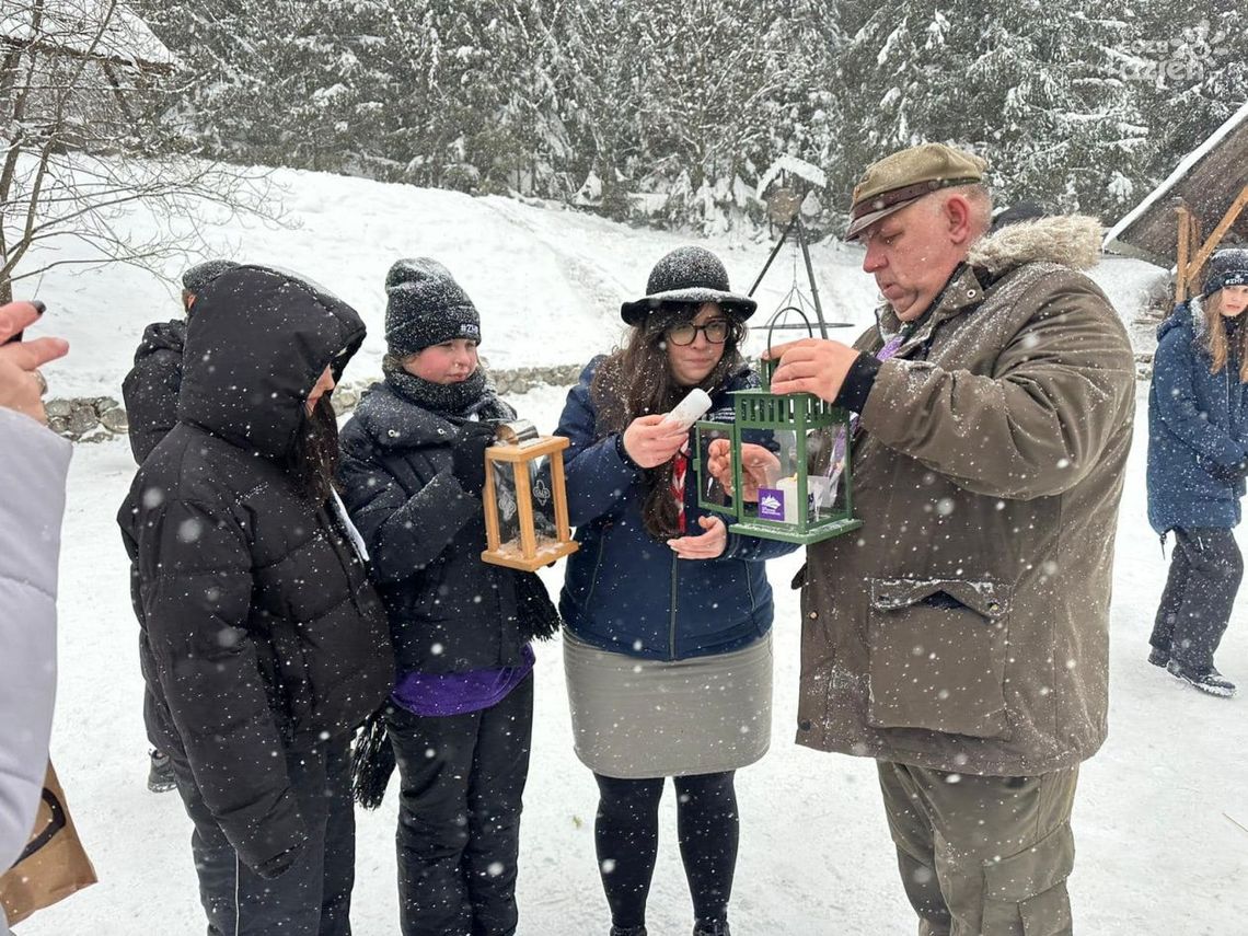 Symbol pokoju w rękach ostrowieckich harcerzy Symbol pokoju w rękach ostrowieckich harcerzy