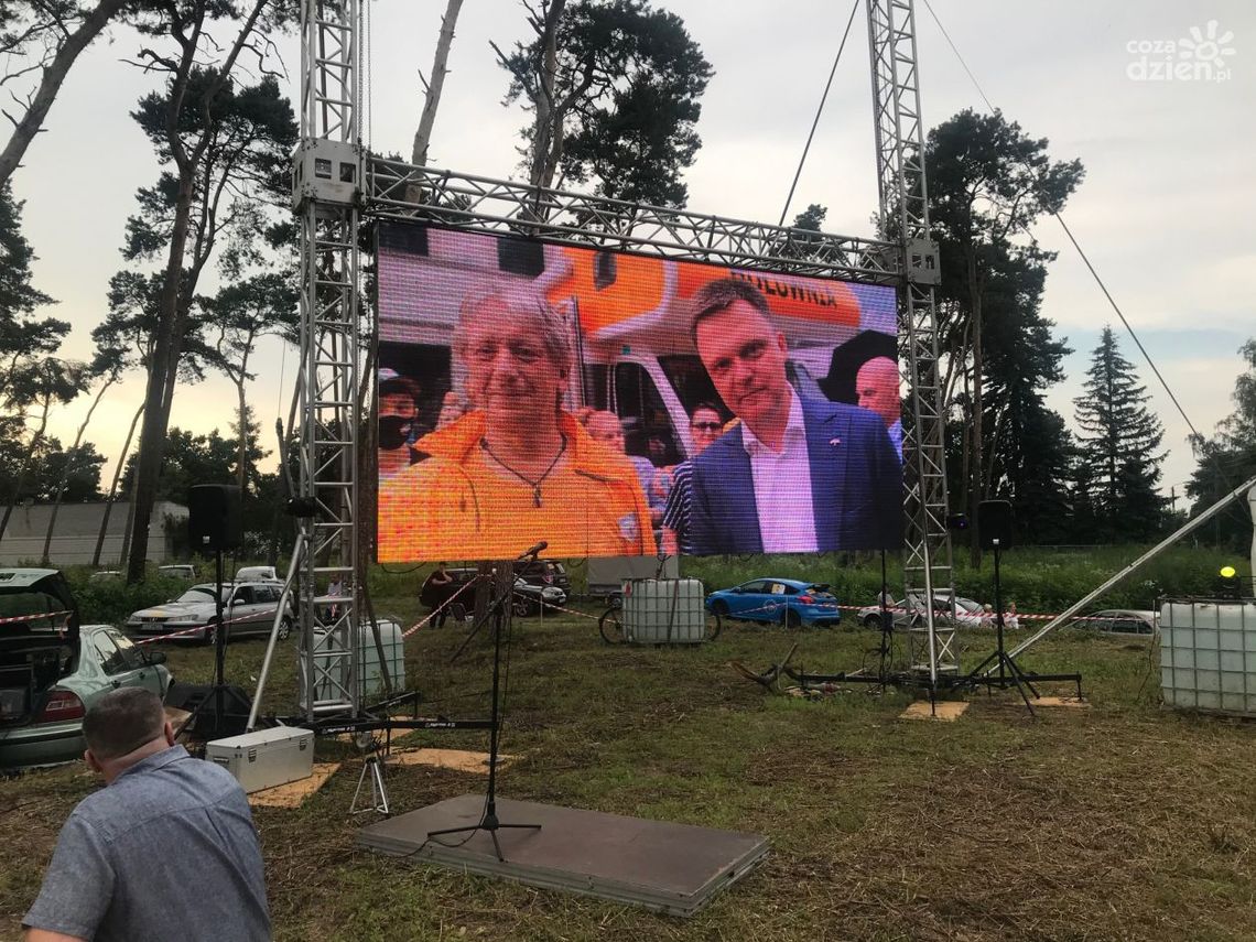 
Sympatycy Szymona Hołowni na pikniku
