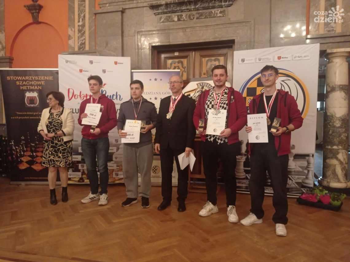 Szachiści z ostrowieckiego "Hetmana" znowu z nagrodami Szachiści z ostrowieckiego "Hetmana" znowu z nagrodami