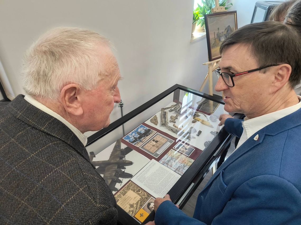 Szczątki Halifaxa, porcelanowy żyrandol i żydowska księga. W ćmielowskiej izbie pamięci kryją się niezwykłe historie Szczątki Halifaxa, porcelanowy żyrandol i żydowska księga. W ćmielowskiej izbie pamięci kryją się niezwykłe historie