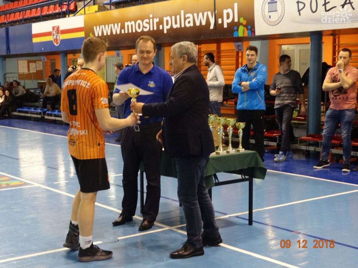 Szczypiorniści SMS KSZO na mikołajkach w Puławach Szczypiorniści SMS KSZO na mikołajkach w Puławach