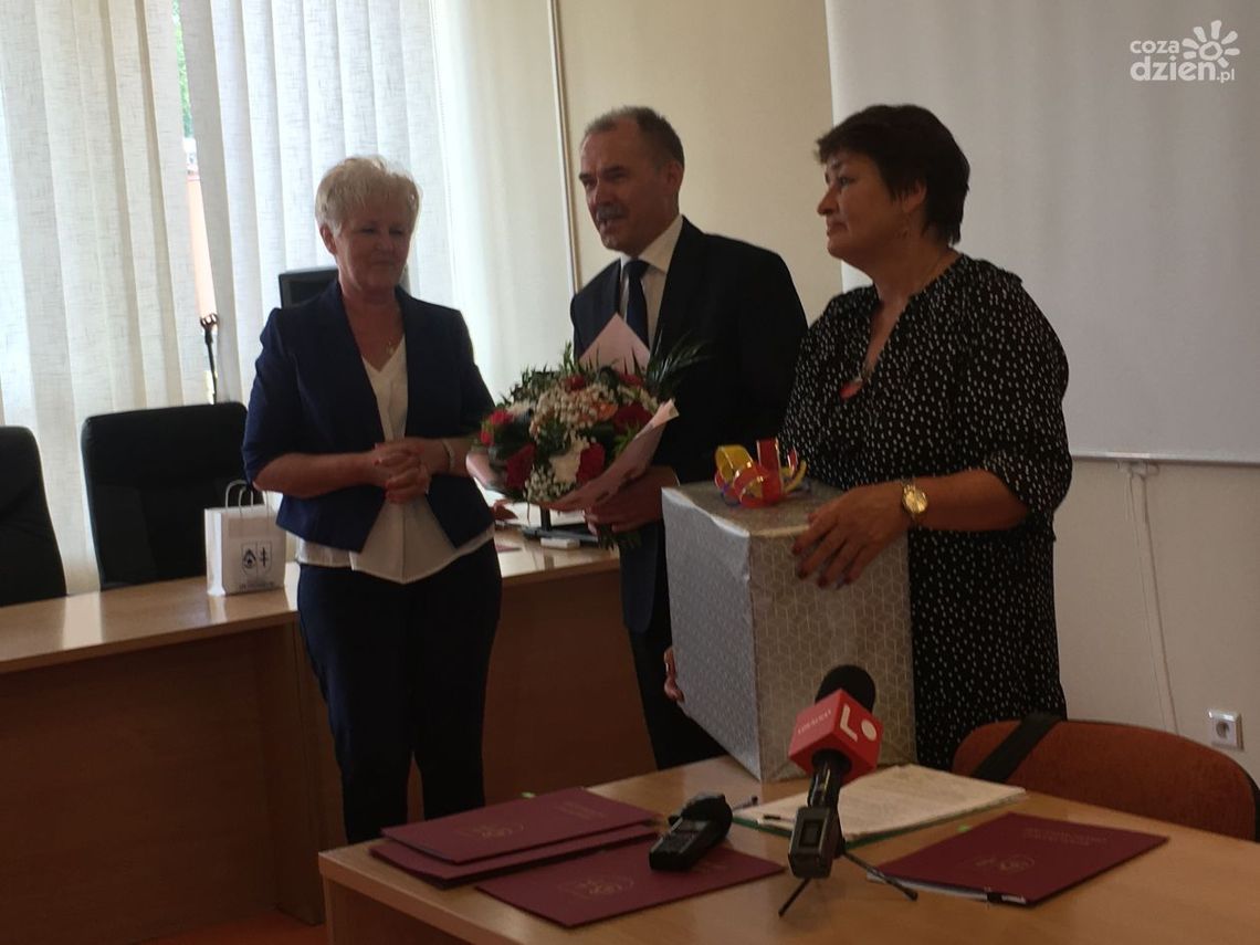 Szefowa powiatowej pomocy społecznej w Ostrowcu odchodzi na emeryturę Szefowa powiatowej pomocy społecznej w Ostrowcu odchodzi na emeryturę