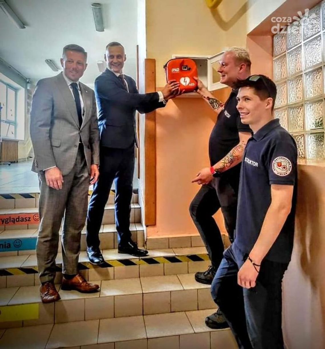 Szkoła Podstawowa nr 9 w Kielcach otrzymała ratujący życie defibrylator Szkoła Podstawowa nr 9 w Kielcach otrzymała ratujący życie defibrylator