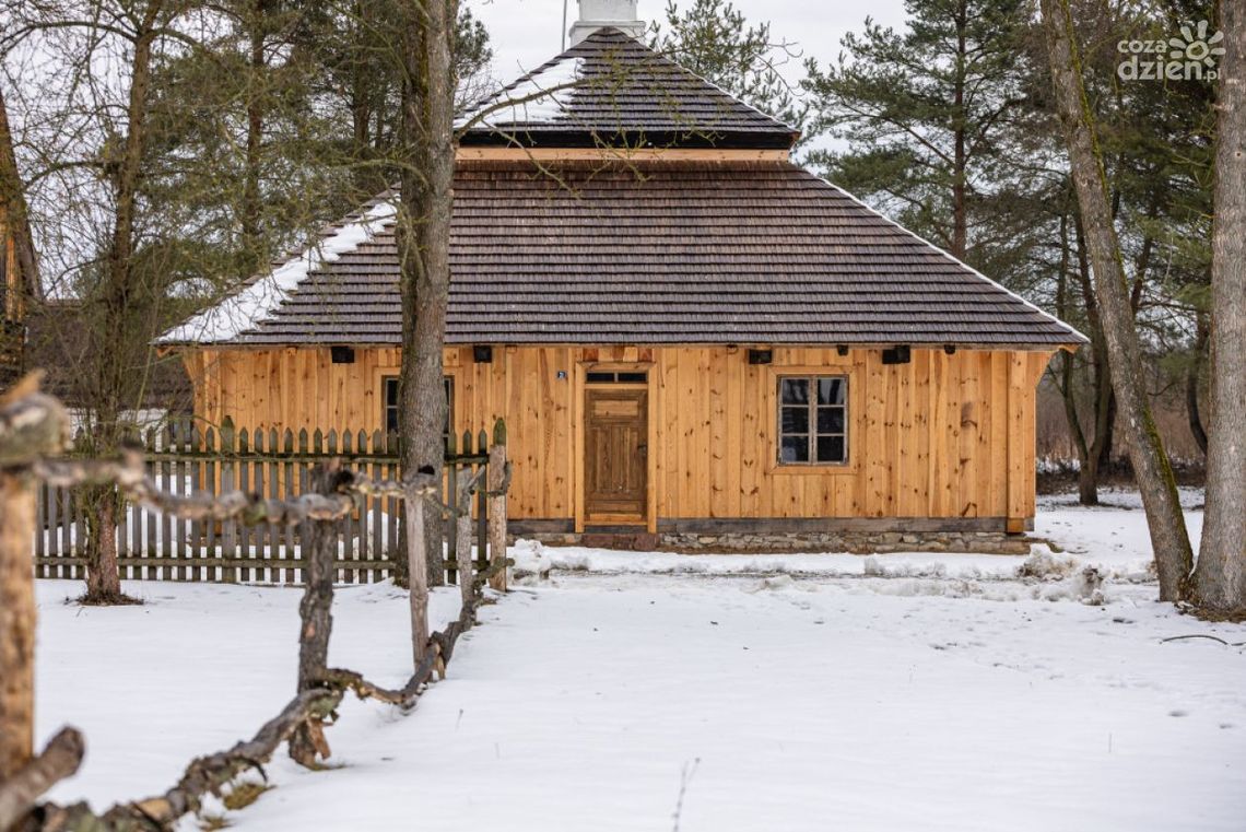 Szlacheckie stroje i XVIII-wieczny dworek. Nowości w Muzeum Wsi Kieleckiej Szlacheckie stroje i XVIII-wieczny dworek. Nowości w Muzeum Wsi Kieleckiej