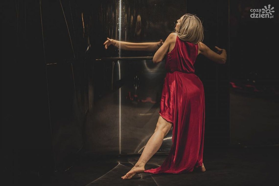 "Tańcząc z radości". Zajęcia taneczne dla singli w WDK "Tańcząc z radości". Zajęcia taneczne dla singli w WDK