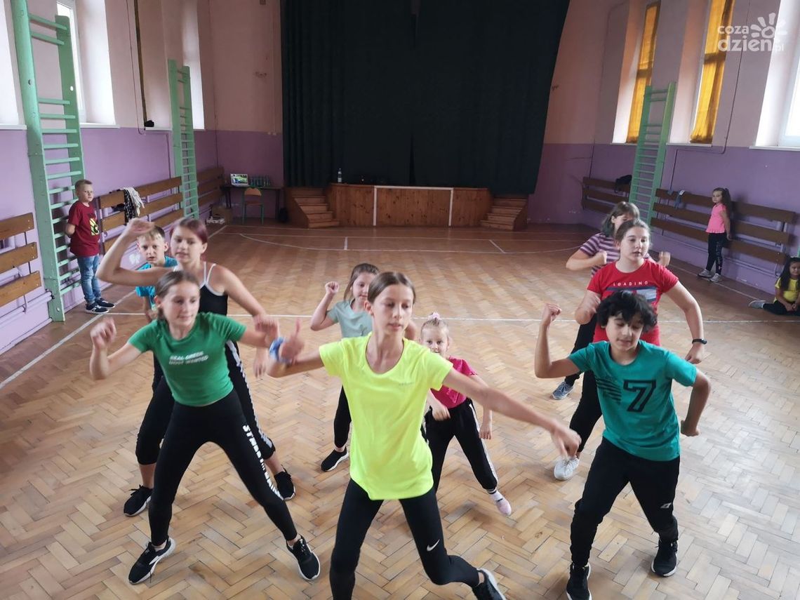 Tanecznym krokiem przez wakacje Tanecznym krokiem przez wakacje