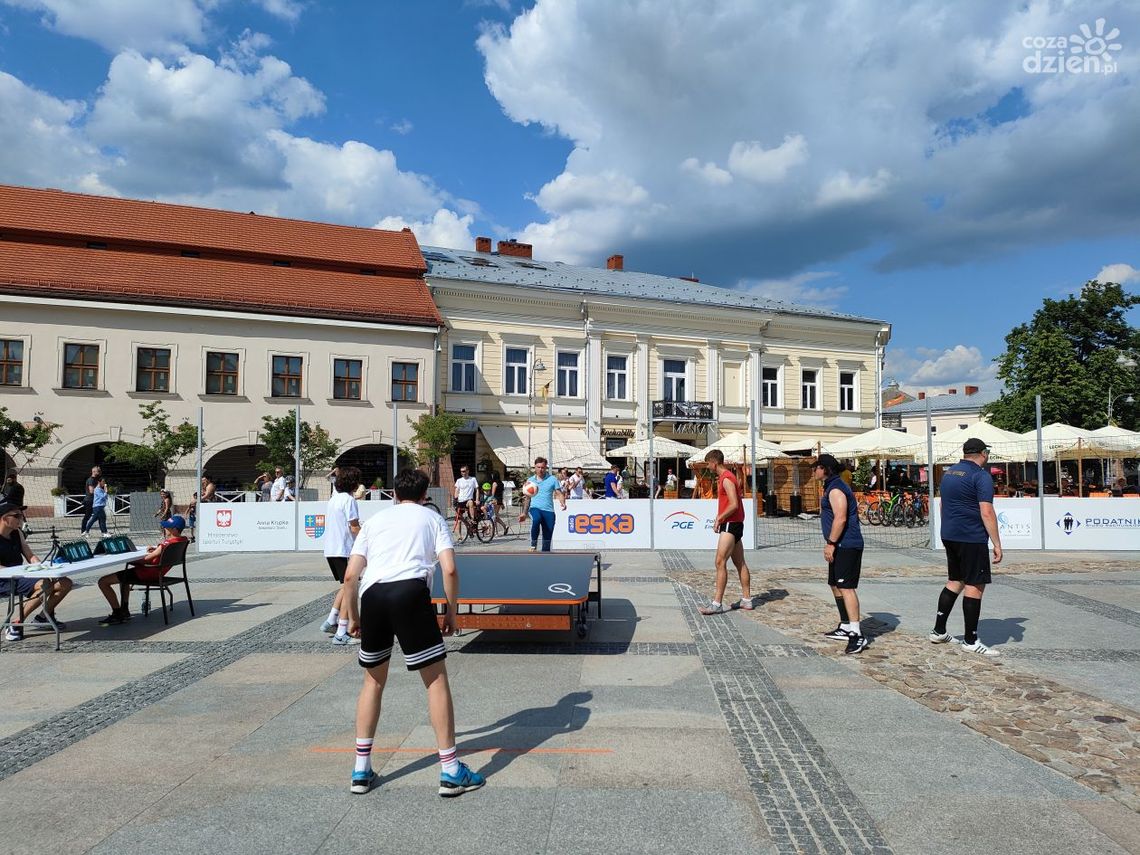 Teqball rządzi na kieleckim Rynku. Kolejna taka impreza Stowarzyszenia Sport CK