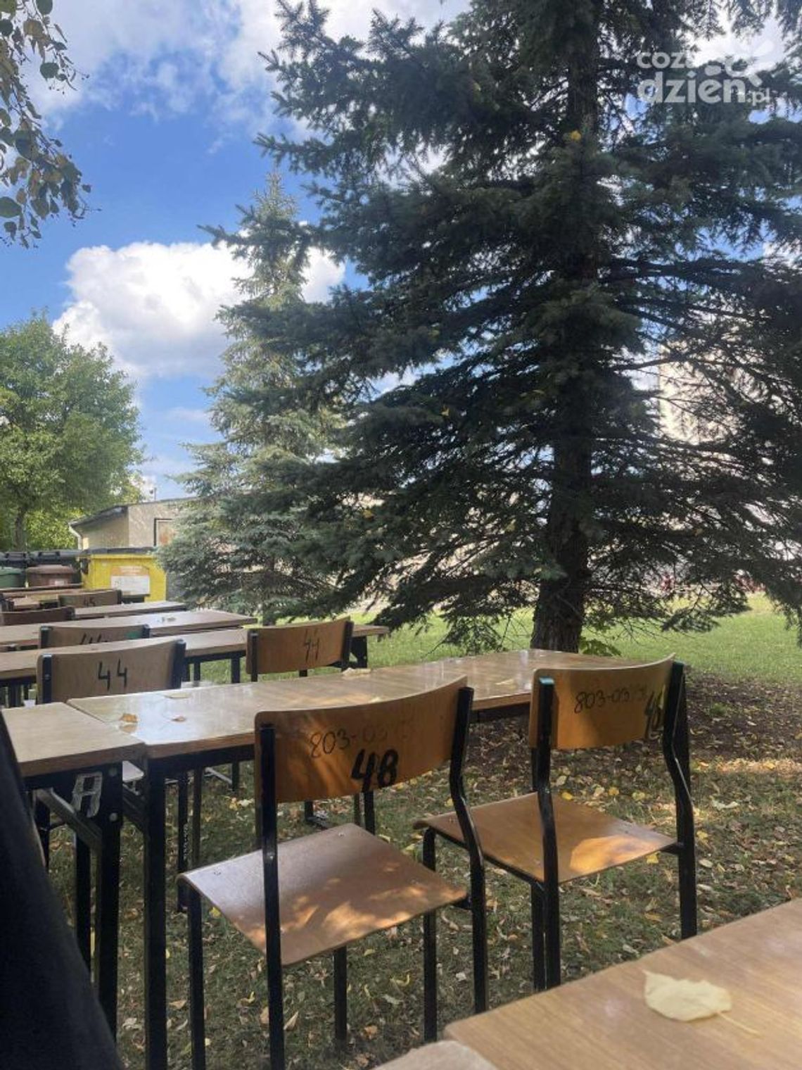 Termomodernizacja szkół wstrzymuje zajęcia – lekcje przeniesione na zewnątrz