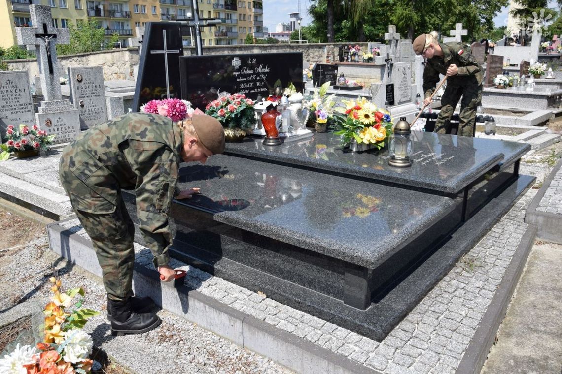 Terytorialsi porządkowali groby powstańców Terytorialsi porządkowali groby powstańców