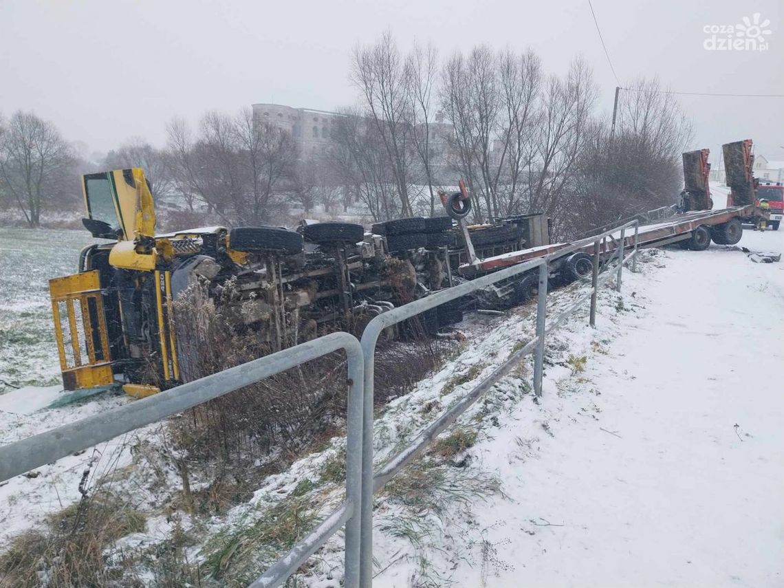 TIR przewożący maszyny do robót drogowych wylądował w rowie. Kierowca trafił do szpitala TIR przewożący maszyny do robót drogowych wylądował w rowie. Kierowca trafił do szpitala