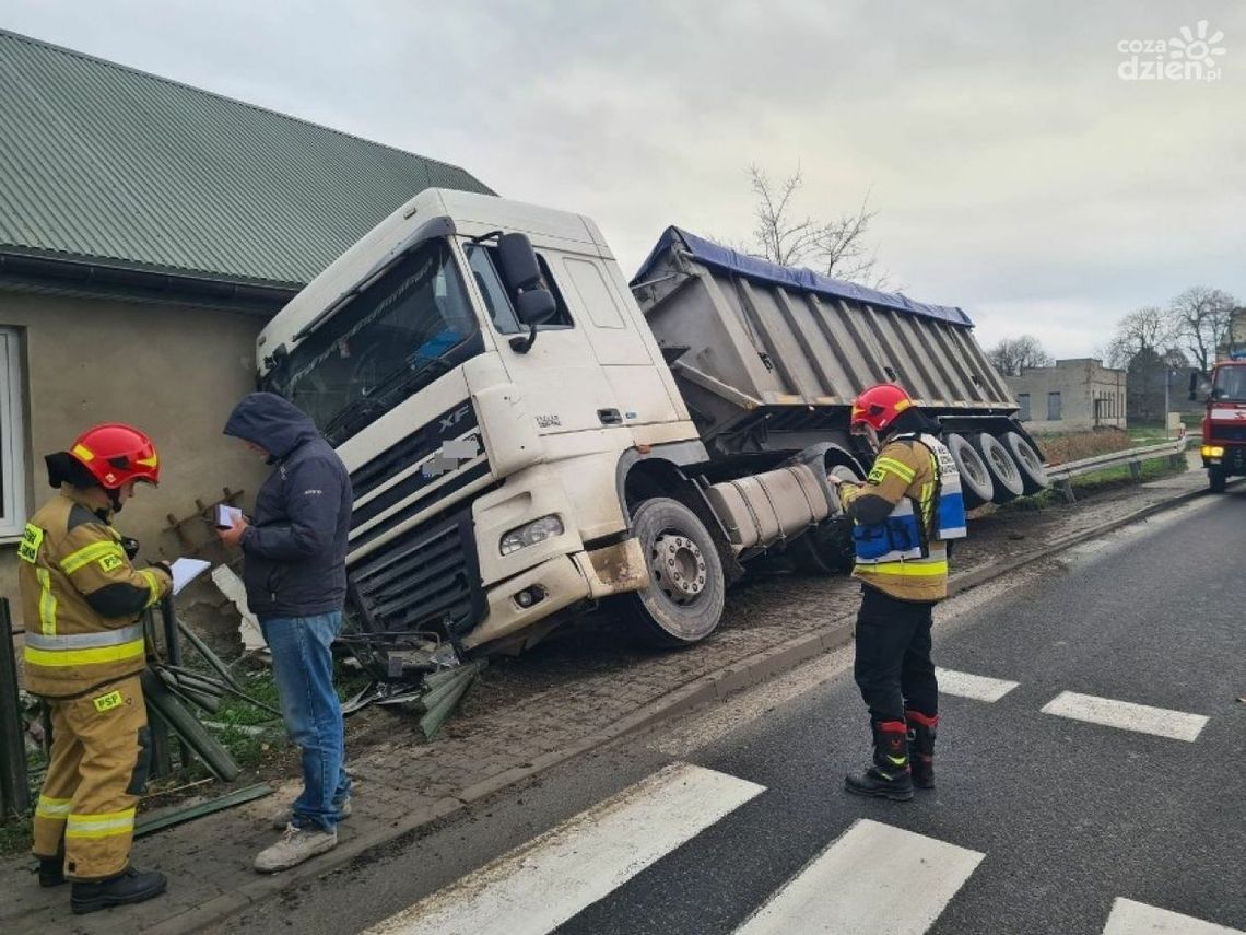 Tir uderzył w budynek mieszkalny Tir uderzył w budynek mieszkalny