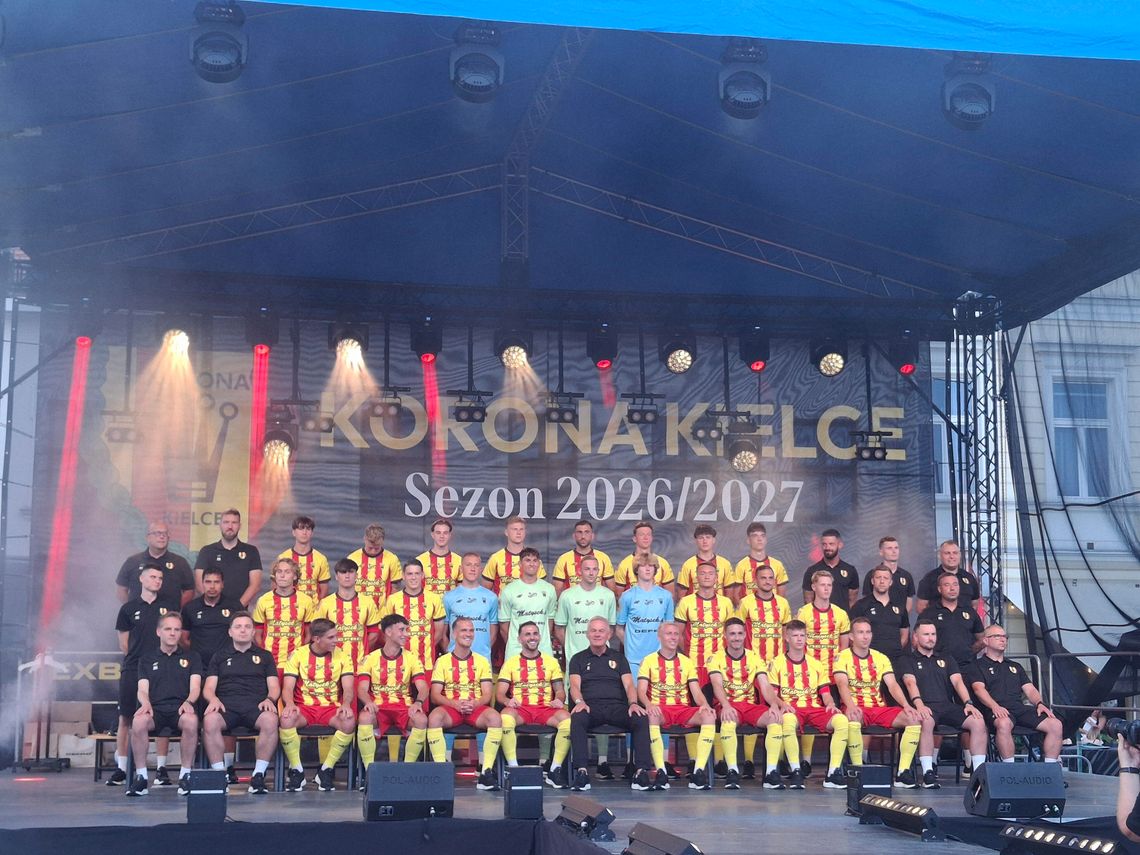 Tłumy kibiców na Rynku. Korona Kielce zaprezentowała zespół przed sezonem 2026/2027 Tłumy kibiców na Rynku. Korona Kielce zaprezentowała zespół przed sezonem 2026/2027