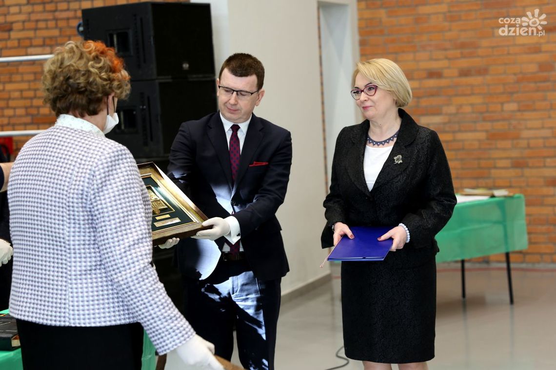 "To człowiek od dziesięcioleci zakochany w Ostrowcu Św." Janusz Wojciech Kotasiak honorowym obywatelem miasta Ostrowca Św.