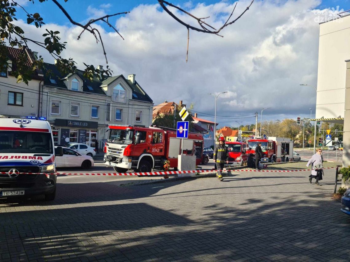 Toksyczna substancja przed salonem masażu. Ewakuowano 17 osób. Toksyczna substancja przed salonem masażu. Ewakuowano 17 osób.