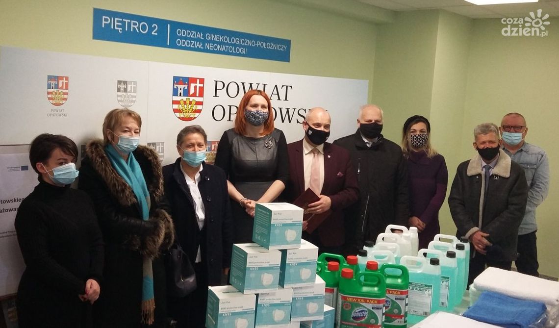 Tomasz Staniek i Monika Gębska : Szpital św. Leona w Opatowie dzięki zaangażowaniu personelu i pomocy z zewnątrz stawia czoła pandemii Tomasz Staniek i Monika Gębska : Szpital św. Leona w Opatowie dzięki zaangażowaniu personelu i pomocy z zewnątrz stawia czoła pandemii