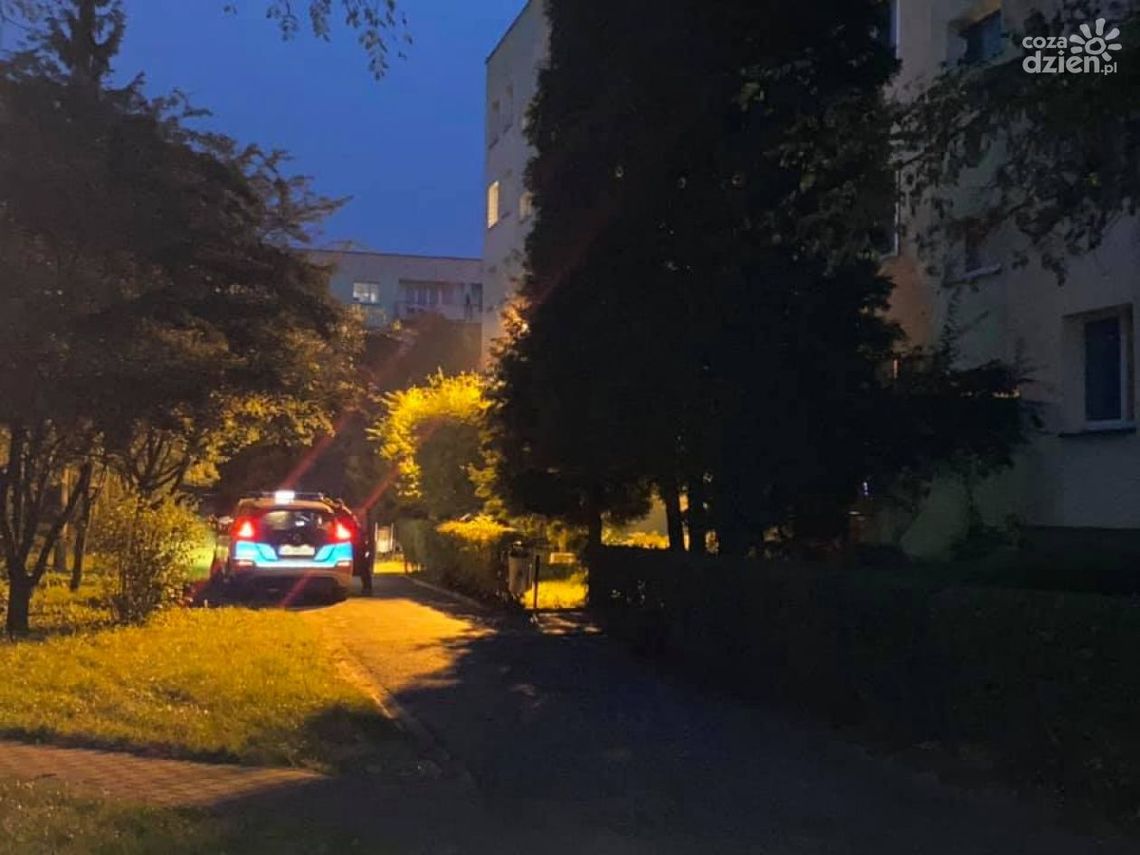 Tragedia na os. Stawki w Ostrowcu Świętokrzyskim. Nie żyje 40-letni mężczyzna
