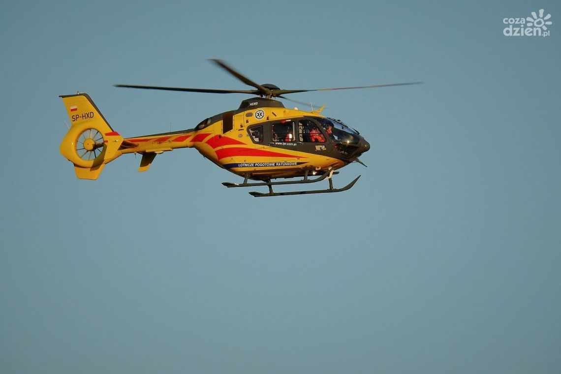 Tragedia przy pracach polowych. Noga wciągnięta przez rzutnik