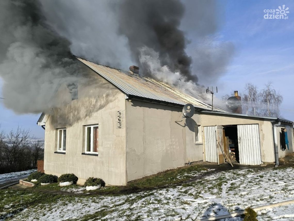 Tragedia w gminie Skalbmierz! W wyniku pożaru jedna z rodzin straciła dom Tragedia w gminie Skalbmierz! W wyniku pożaru jedna z rodzin straciła dom