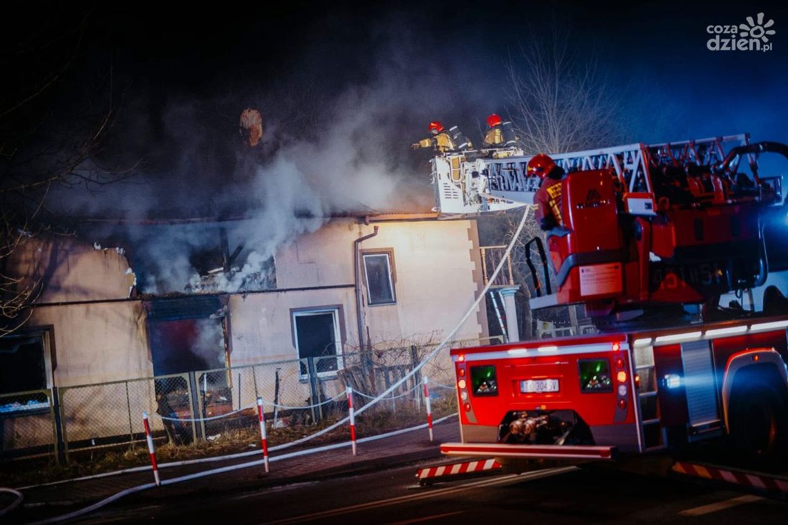 Tragiczny pożar w Ostrowcu Świętokrzyskim. Nie żyje jedna osoba