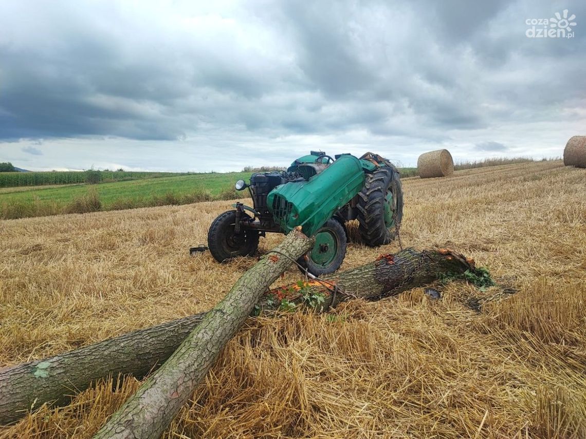 Tragiczny wypadek w gminie Waśniów. 57-latek zginął przygnieciony przez traktor Tragiczny wypadek w gminie Waśniów. 57-latek zginął przygnieciony przez traktor