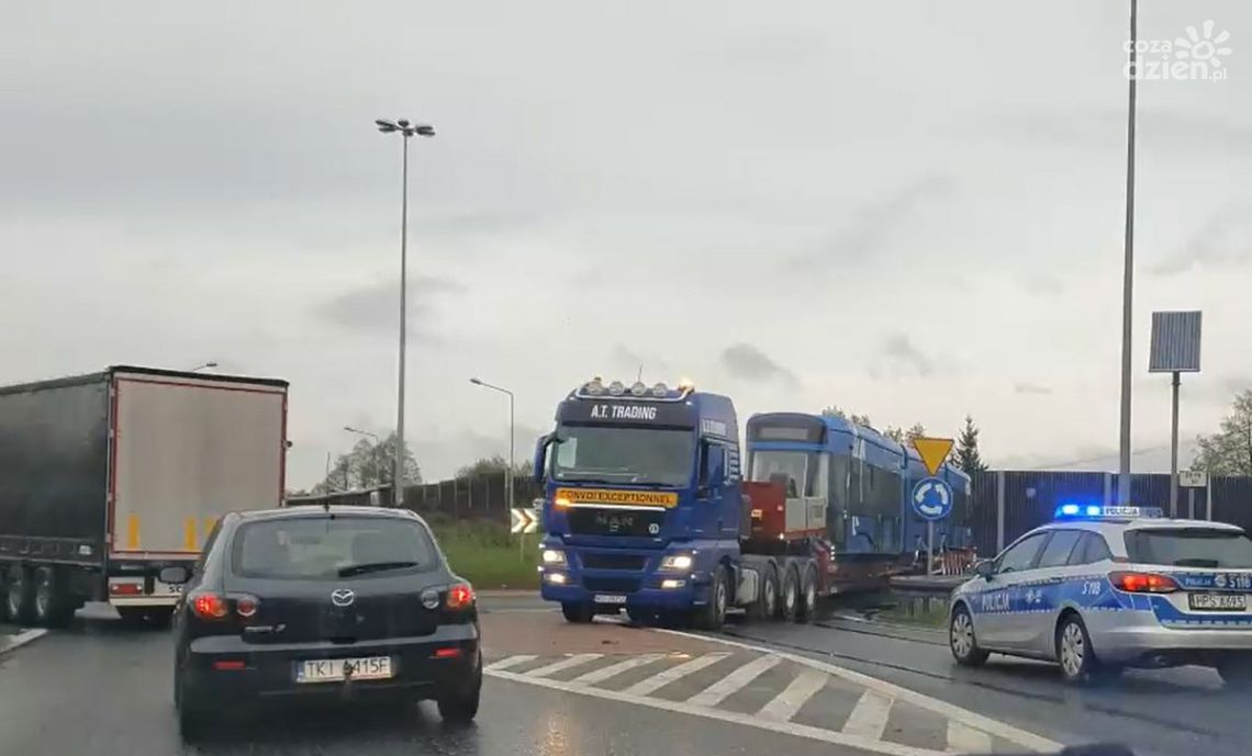 "Tramwaj" utknął na rondzie w Cedzynie
