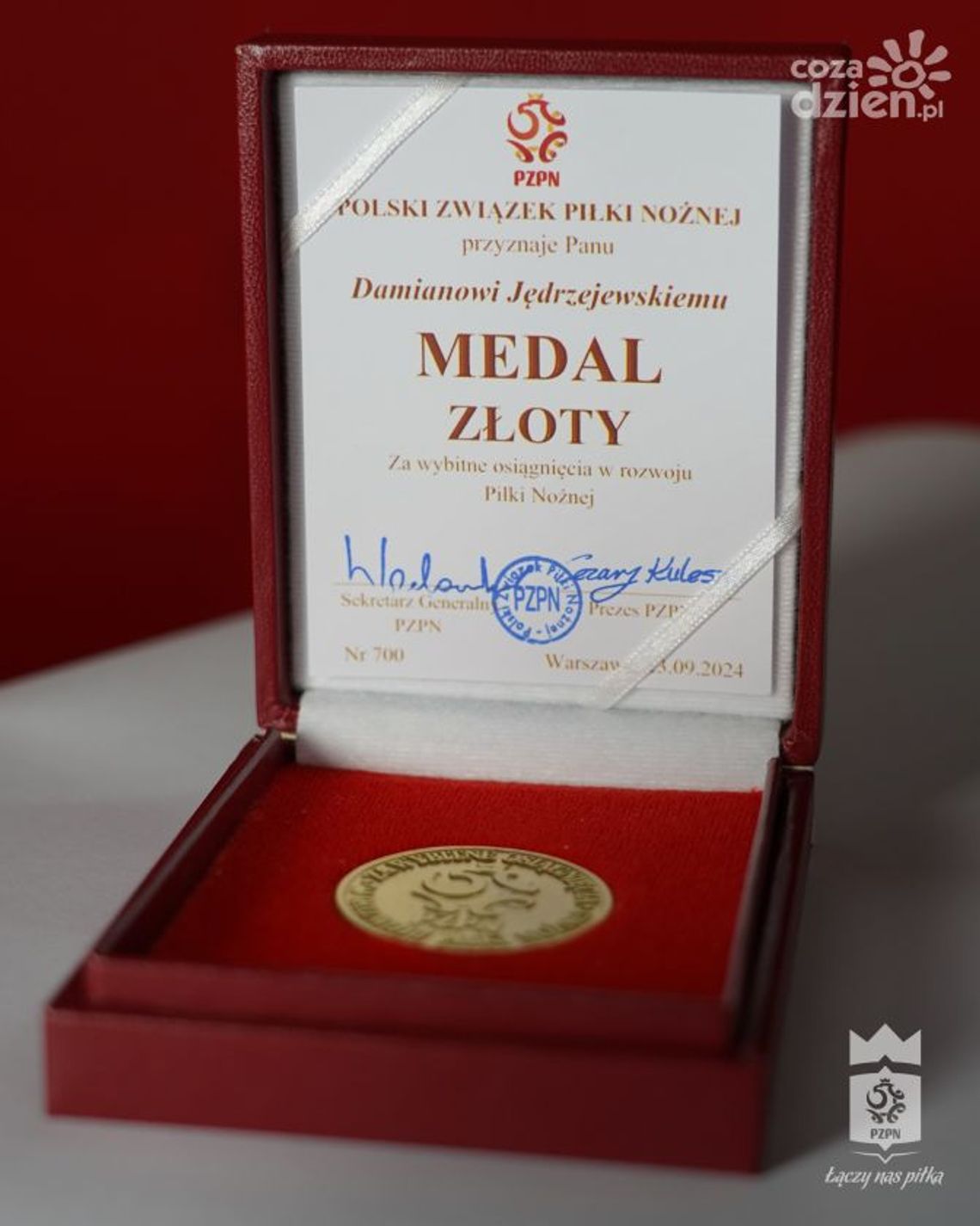 Trener Damian Jędrzejewski pośmiertnie uhonorowany złotym medalem za wybitne osiągnięcia w rozwoju piłki nożnej
Trener Damian Jędrzejewski pośmiertnie uhonorowany złotym medalem za wybitne osiągnięcia w rozwoju piłki nożnej