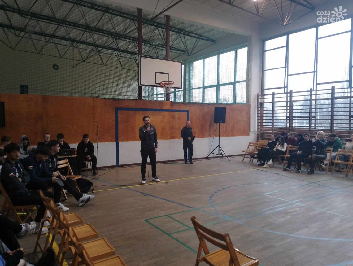 „Trenuj z mistrzem” – lekcja tenisa stołowego w kieleckim zespole szkół „Trenuj z mistrzem” – lekcja tenisa stołowego w kieleckim zespole szkół