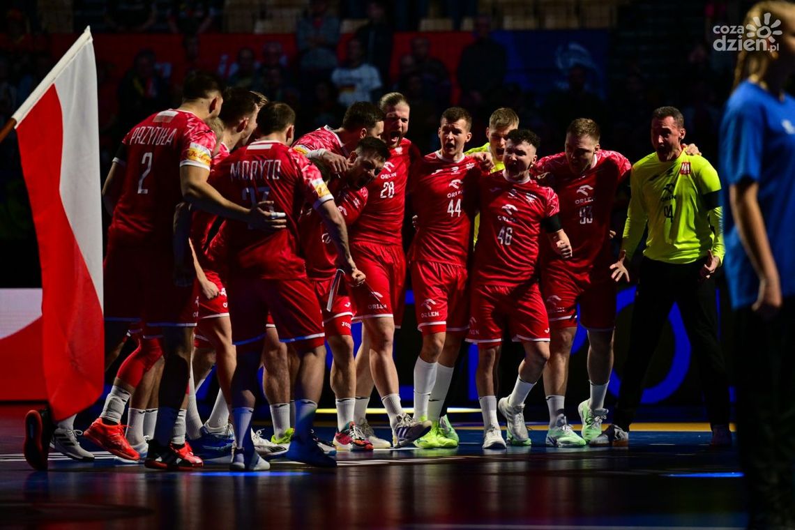 Trójka z Kielc ma za sobą pierwszy mecz na Mistrzostwach Świata. Polacy postawili warunkom wicemistrzom olimpijskim Trójka z Kielc ma za sobą pierwszy mecz na Mistrzostwach Świata. Polacy postawili warunkom wicemistrzom olimpijskim