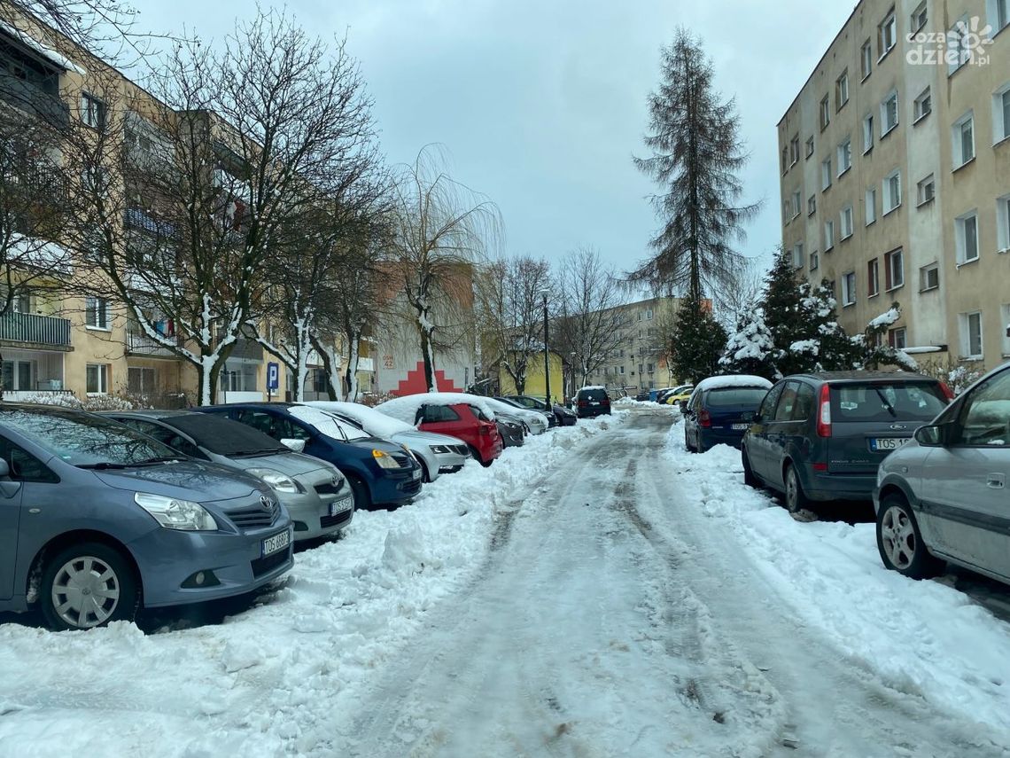 Trudne warunki na drogach lokalnych i chodnikach 