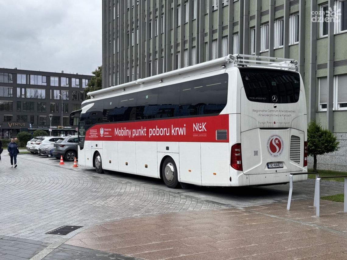 Trwa akcja honorowego krwiodawstwa przed Urzędem Wojewódzkim