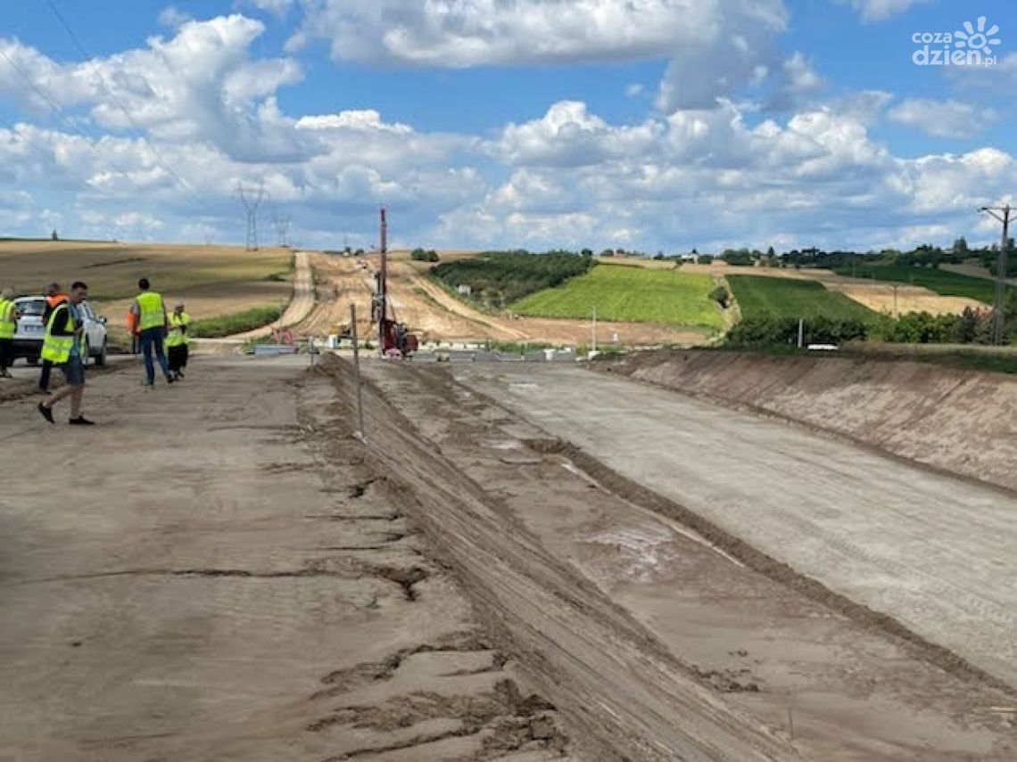 Trwa budowa małej obwodnicy Ostrowca Świętokrzyskiego. Prace mają zakończyć się wiosną 2024 roku.