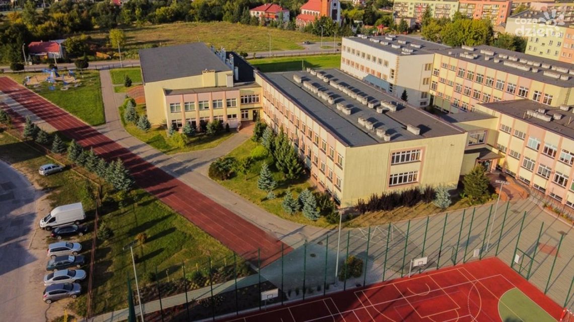 Trwa rekrutacja do szkół i przedszkoli w Ostrowcu. Pozostanie wyprawka i wydłużone godziny pracy przedszkoli Trwa rekrutacja do szkół i przedszkoli w Ostrowcu. Pozostanie wyprawka i wydłużone godziny pracy przedszkoli