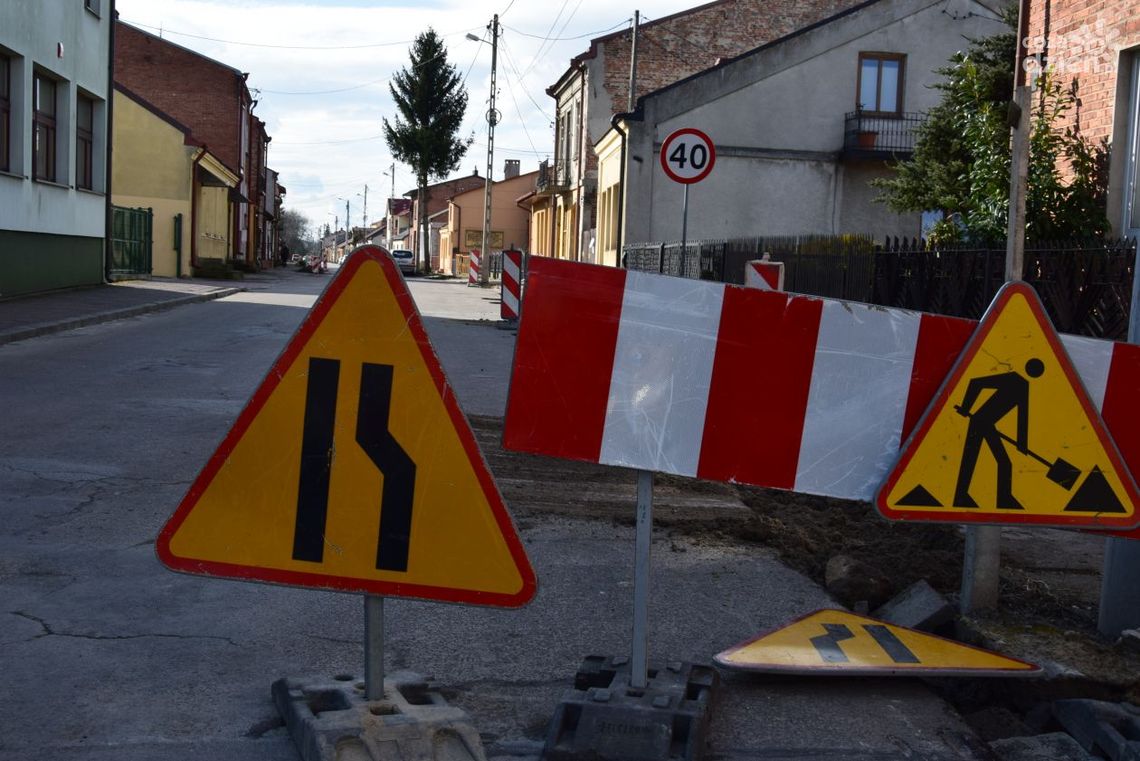 Trwa remont 11 Listopada w Koprzywnicy. Są utrudniania dla pieszych i kierowców
