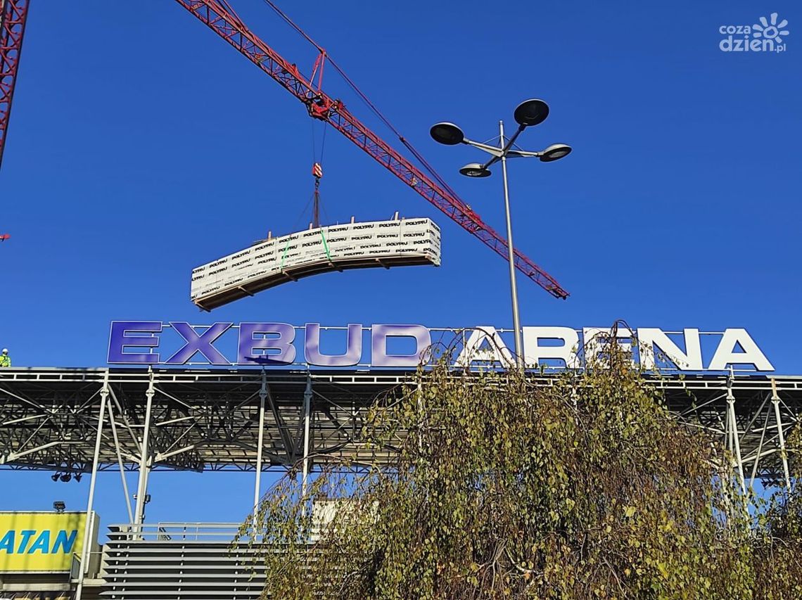 Trwa wymiana dachu na stadionie miejskim Trwa wymiana dachu na stadionie miejskim