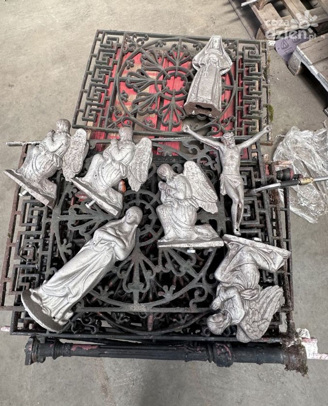 Trwają prace ratujące zabytkowy krzyż Trwają prace ratujące zabytkowy krzyż