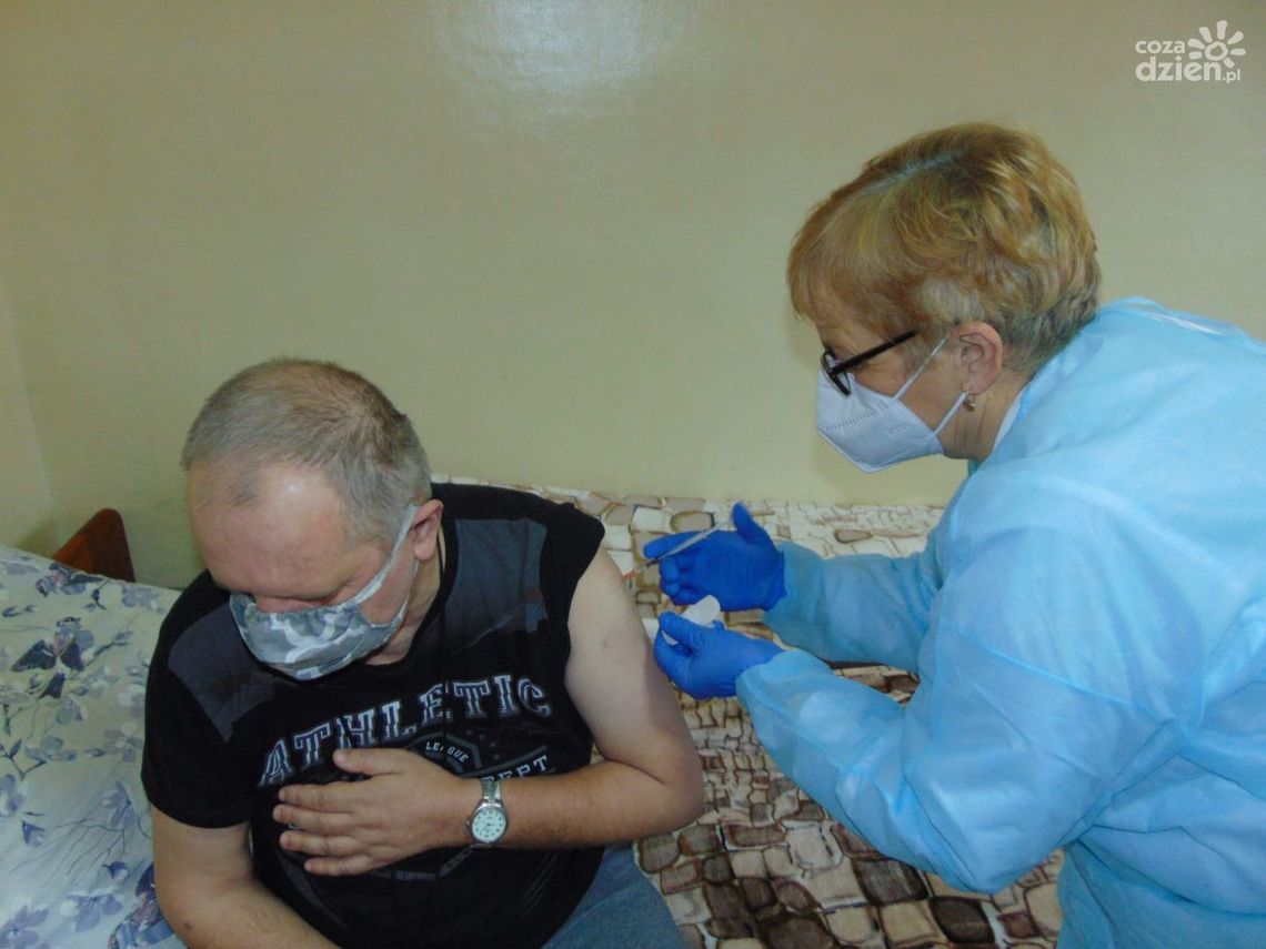 Trwają szczepienia w DPS na "Słonku" 