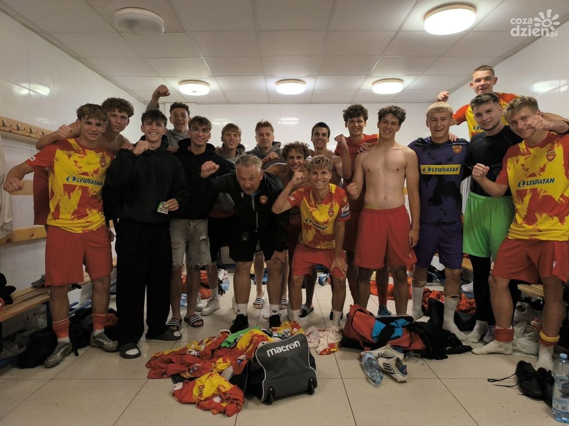 Trzech zawodników KKP Korona Kielce wyróżnionych przez Świętokrzyski Związek Piłki Nożnej Trzech zawodników KKP Korona Kielce wyróżnionych przez Świętokrzyski Związek Piłki Nożnej