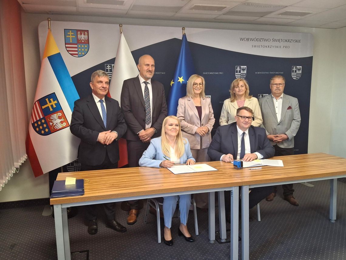 Trzy odcinki dróg wojewódzkich do przebudowy. Samorząd podpisał umowy warte blisko 8,8 mln zł Trzy odcinki dróg wojewódzkich do przebudowy. Samorząd podpisał umowy warte blisko 8,8 mln zł