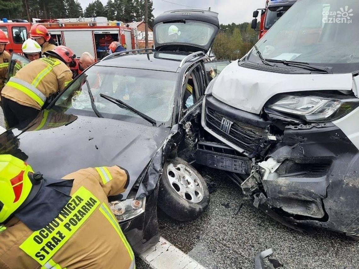 Trzy osoby ranne po zderzeniu busa z pojazdem osobowym Trzy osoby ranne po zderzeniu busa z pojazdem osobowym