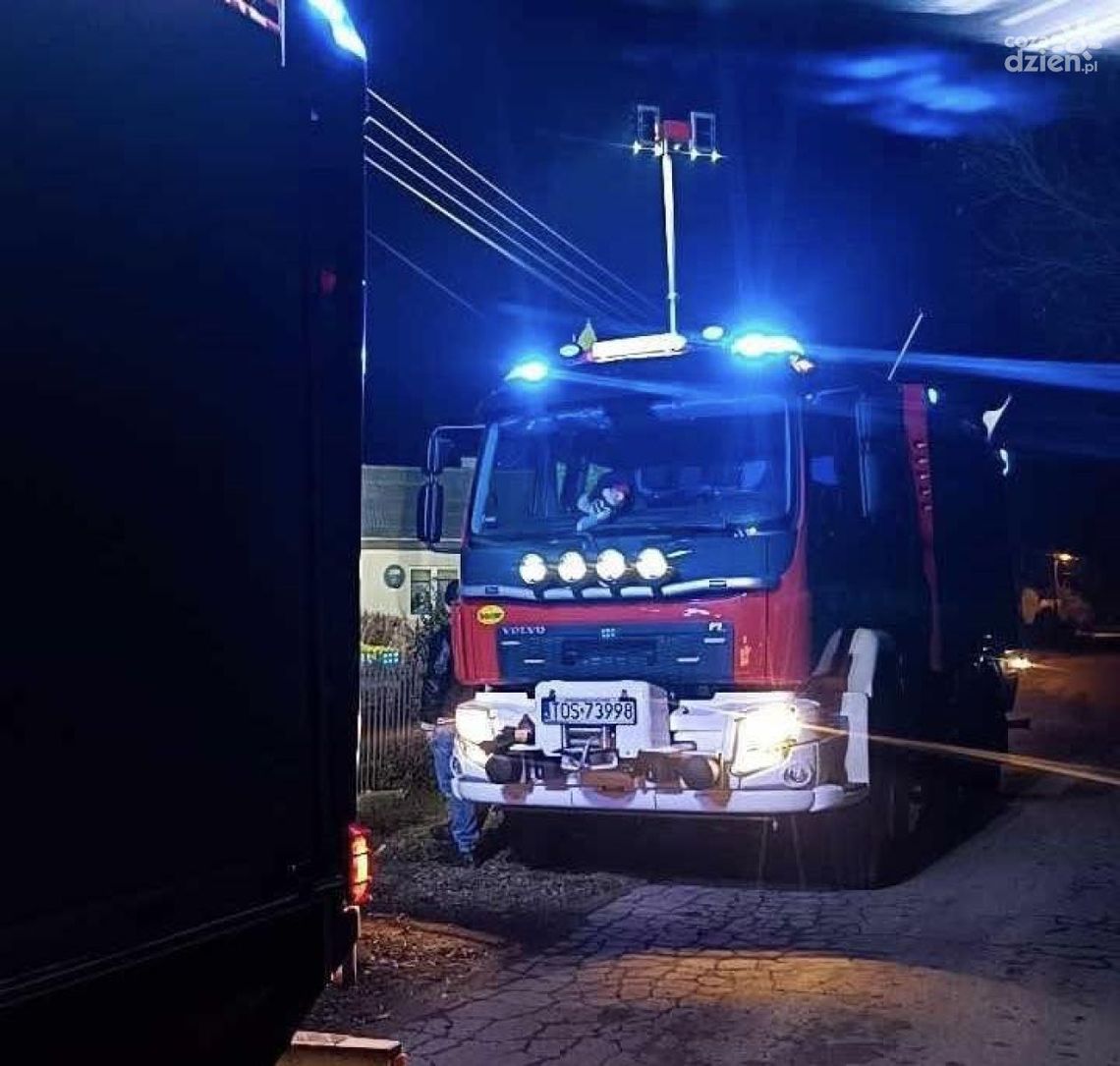 Trzy pożary sadzy w jeden wieczór – intensywna noc strażaków z Ostrowca Trzy pożary sadzy w jeden wieczór – intensywna noc strażaków z Ostrowca