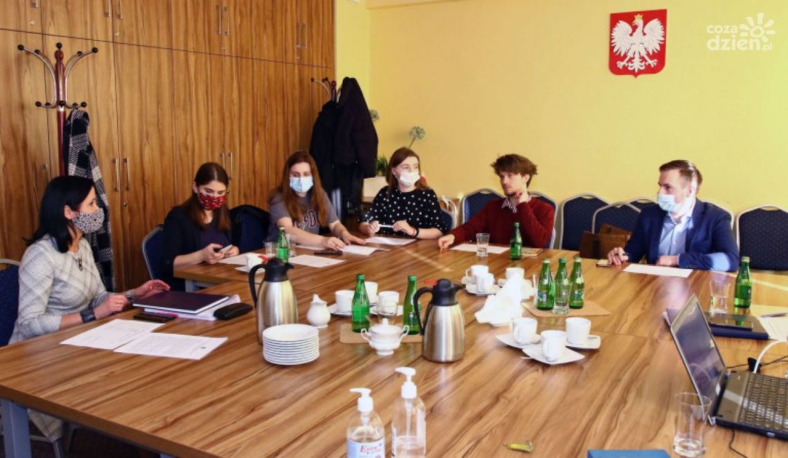 Trzy projekty na logo młodzieżowego sejmiku