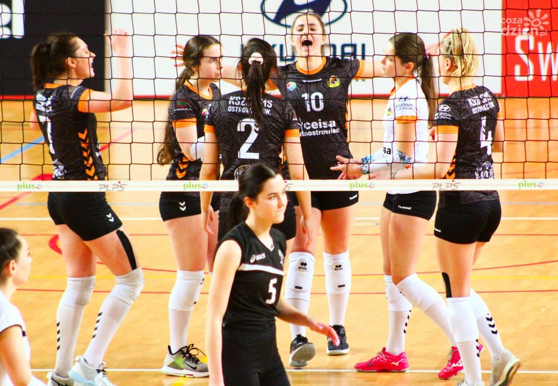 Trzy punkty i awans w tabeli siatkarek KSZO SMS